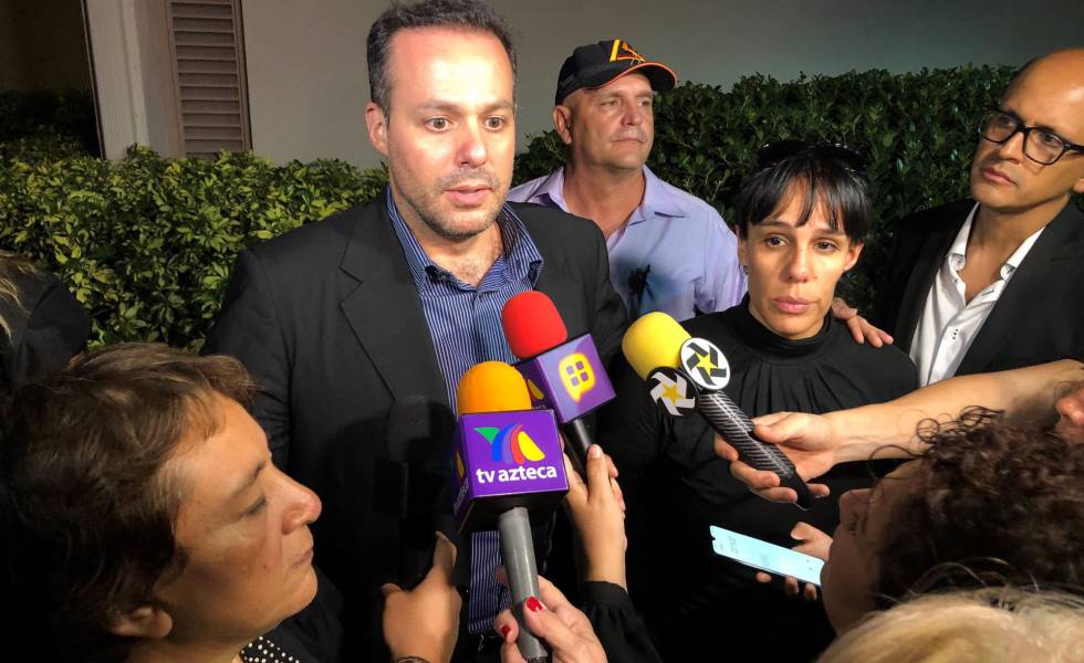 José Joel Sosa y Marysol Sosa hablan con periodistas el domingo afuera de una comisaría en el condado de Miami-Dade (Florida).