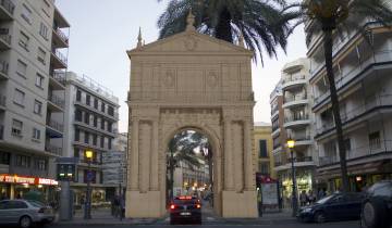 Virtual reconstruction of the door of Triana in its original location on a current photograph.