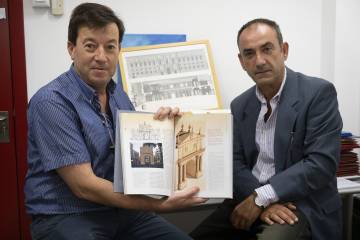 Antonio Gámiz (left) and Pedro Barrero show their article on the door of Triana, in the School of Architecture of Seville.