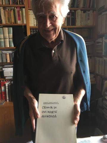 Francisco J. Uriz, la semana pasada en su casa con el manuscrito de 'Crónica de una muerte anunciada'
