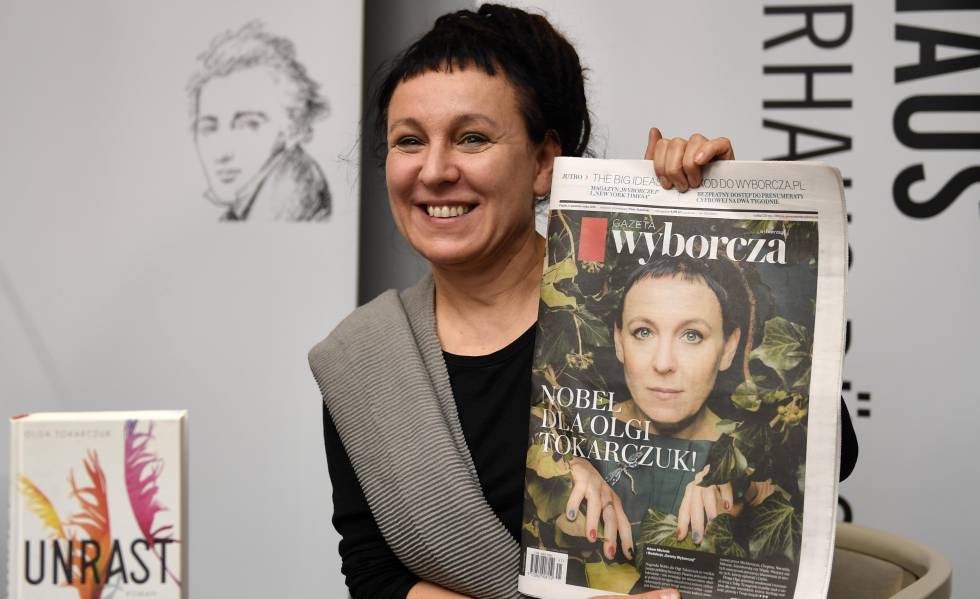 La ganadora del Nobel de Literatura 2018 con la portada del periódico polaco 'Gaze wyborcza' este viernes.