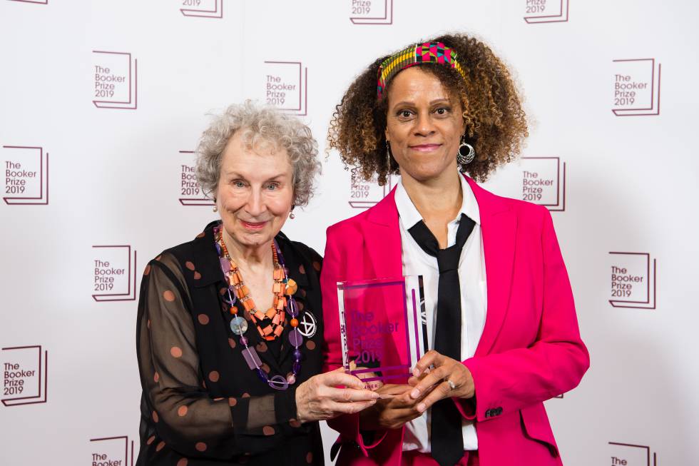 Margaret Atwood y Bernardine Evaristo, con el Booker compartido.