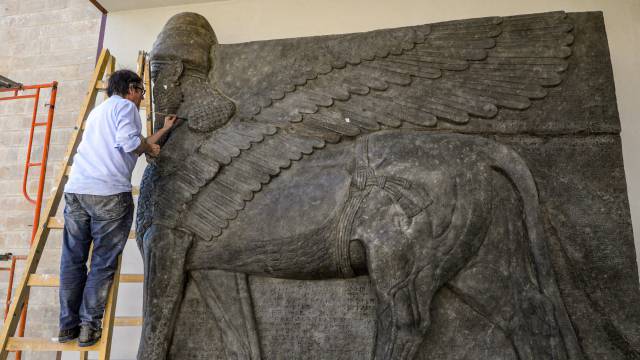 Adam Lowe, fundador de la Fundación Factum, trabaja con una réplica de uno de los toros alados asirios en la Universidad de Mosul, Irak.