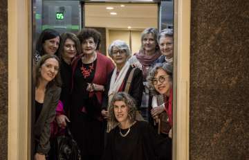 Desde la izquierda, Ana García Bergua, Claudia Piñeiro, Clara Usón, Margo Glantz, Tatiana Lobo, Cristina Sánchez Andrade, Angelina Muñiz-Huberman, Cristina Rivera Garza y, agachada , Nona Fernández, en la FIL de Guadalajara de 2018. 