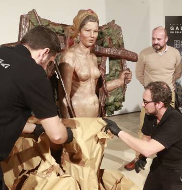 La 'Santa' de Asorey es desembalada para su instalación en el Museo Gaiás.