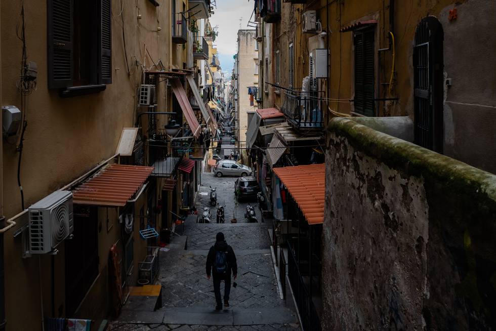 Una imagen de las calles de Nápoles, ciudad en la que se ambientan las novelas de Ferrante. 