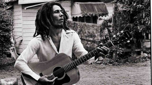 Bob Marley delante de su casa de Kingston donde fue tiroteado en 1976.