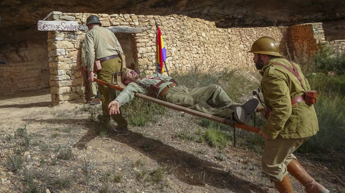 Reconstrucción de la actuación de sanitarios republicanos durante la batalla del Ebro, en la cueva de Santa Llúcia.