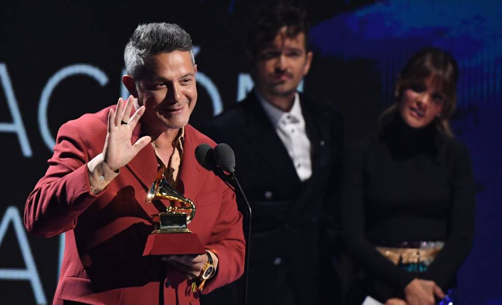 Alejandro Sanz, con el grammy latino a la canción pop del año por 'Mi persona favorita'.