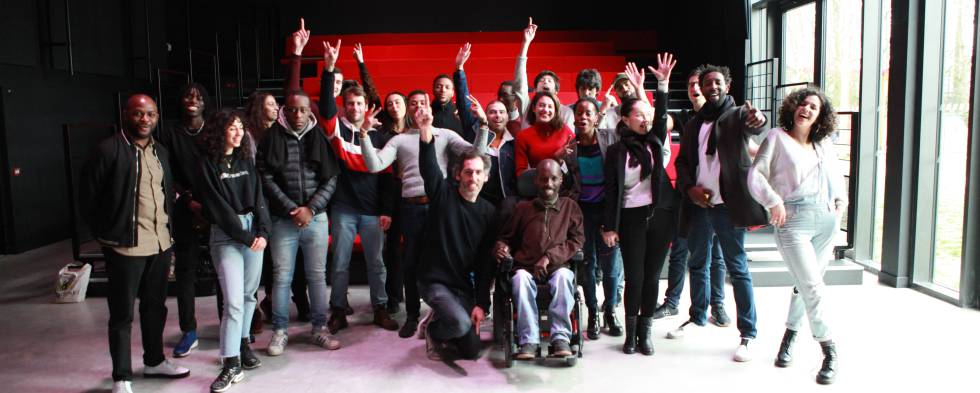 Ladj Ly (second from right), next to school students.