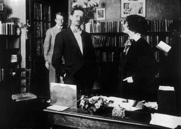 El escritor James Joyce y la librera Sylvia Beach en 1930, dentro del local de  Shakespeare and Company. 