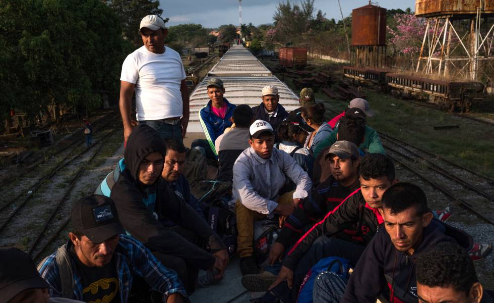 Un grupo de migrantes, en abril de 2018 en el techo del tren conocido como La Bestia a su paso por Matías Romero 