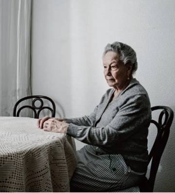 Lina Arconada, hija del exilio español, en su casa francesa, junto a una silla vacía, la que ocupaba su marido Salvador, ya fallecido. 