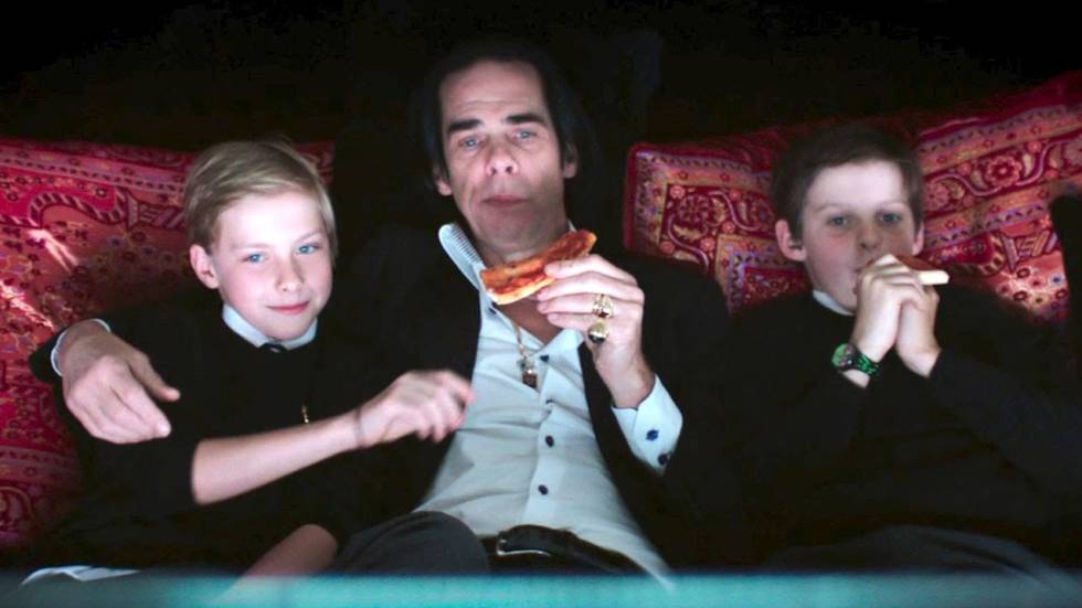 Nick Cave con sus hijos en un fotograma del documental '20.000 días en la Tierra'. Arthur, a la izquierda.