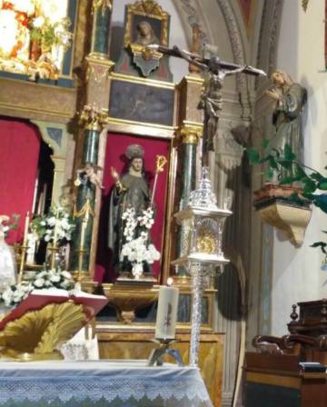 La imagen de la santa en venta, a la derecha del altar, en la pared, en una foto de archivo.