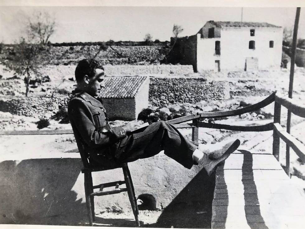 Gustavo Durán reading during the war.