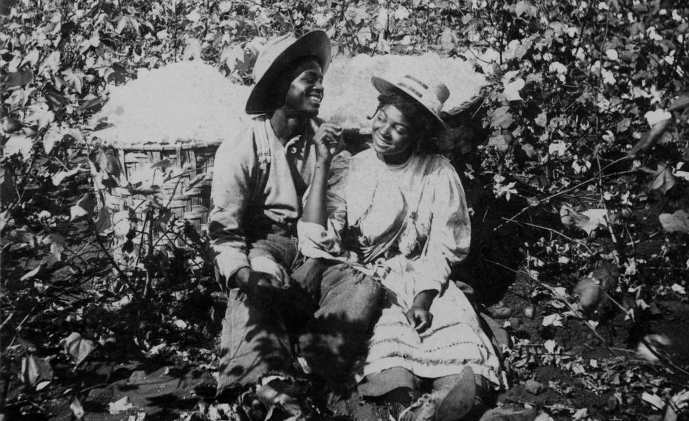 Una pareja de recolectores de algodón, en Georgia en 1898.