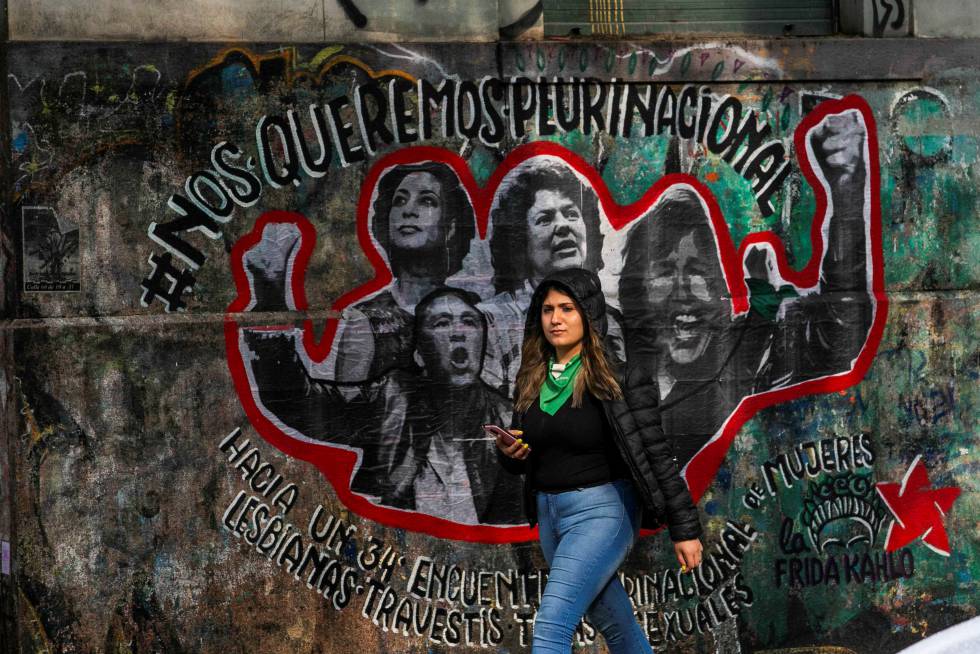 Una joven pasa frente a una pintada referida al XXXIV Encuentro Nacional de Mujeres, celebrado en Argentina en octubre.