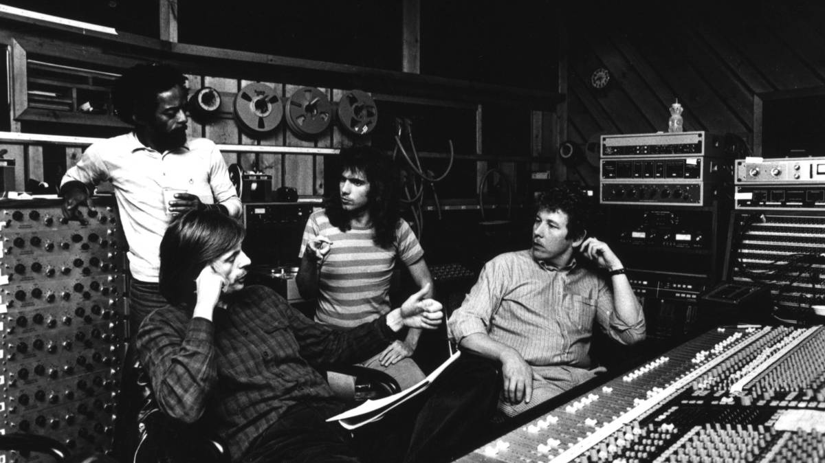De izquierda a derecha: Nana Vasconcelos, Manfred Eicher, Pat Metheny, Jan Kongshaug en la Power Station de Nueva York (1981).rn rn 