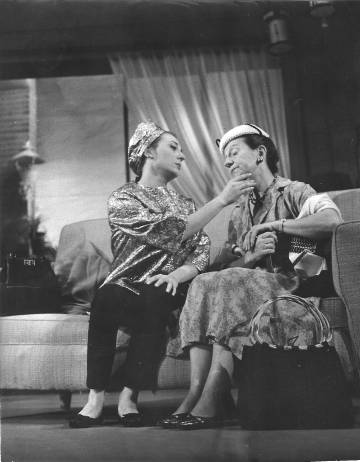 Julia Gutiérrez Caba and her aunt Julia Caba Alba, in 'Las entertaining', by Miguel Mihura, in 1962 in Madrid.