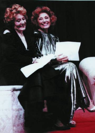 The sisters Irene and Julia Gutiérrez Caba, in the play 'Leyendas', in 1988.