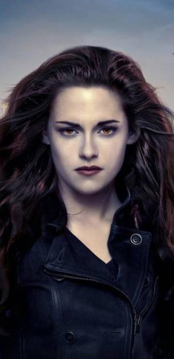 La actriz Kristen Stewart se convierte en vampira en 'Crepúsculo'.