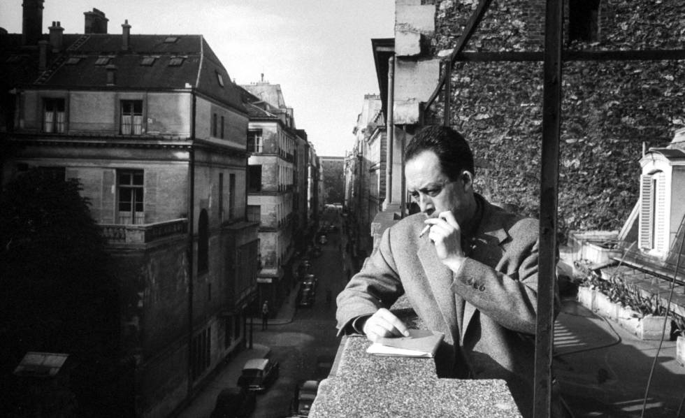El escritor y periodista Albert Camus fuma asomado al balcón de su editorial, en una imagen sin datar. 