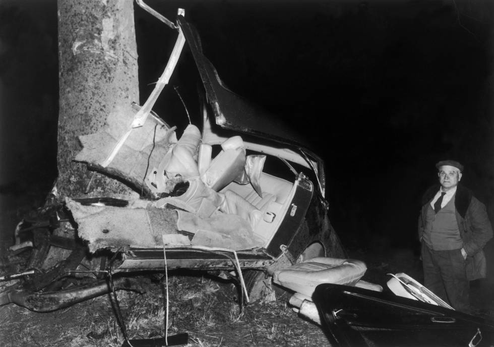 Estado del coche en el que viajaba Camus el 4 de enero de 1960 tras chocar contra un árbol.