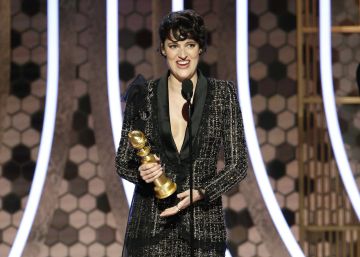 Phoebe Waller-Bridge, ganadora del Globo de Oro a mejor actriz en una serie musical o comedia, con su galardón, este domingo en Los Ángeles.