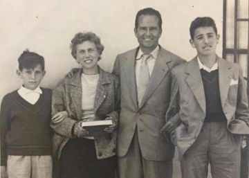 Juan Alonso con su esposa Titina y sus hijos en los cincuenta.