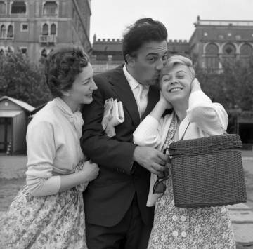 Fellini, con su esposa, Giulietta Masina, y la actriz Valentina Cortese, en Venecia en 1955.