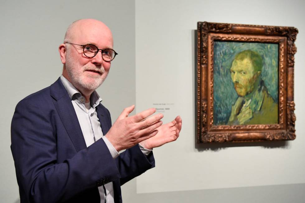 El investigador Louis van Tilborgh junto al retrato de Vincent van Gogh, en Ámsterdam.