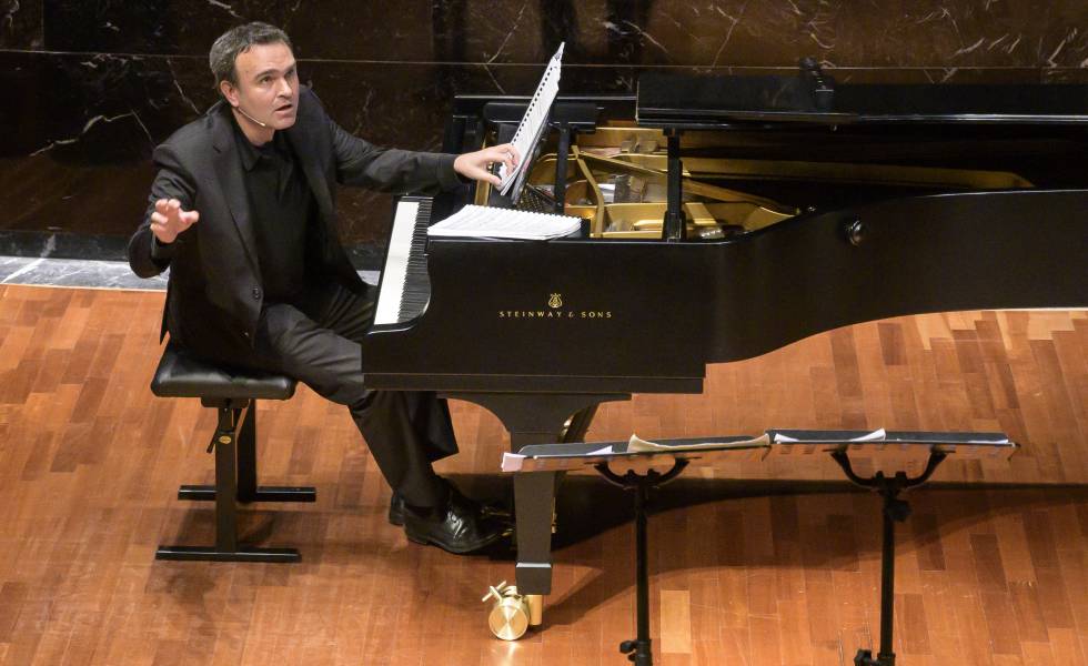 El compositor Jörg Widmann durante su charla en la sala de cámara de la Beethoven-Haus, el pasado viernes en Bonn.