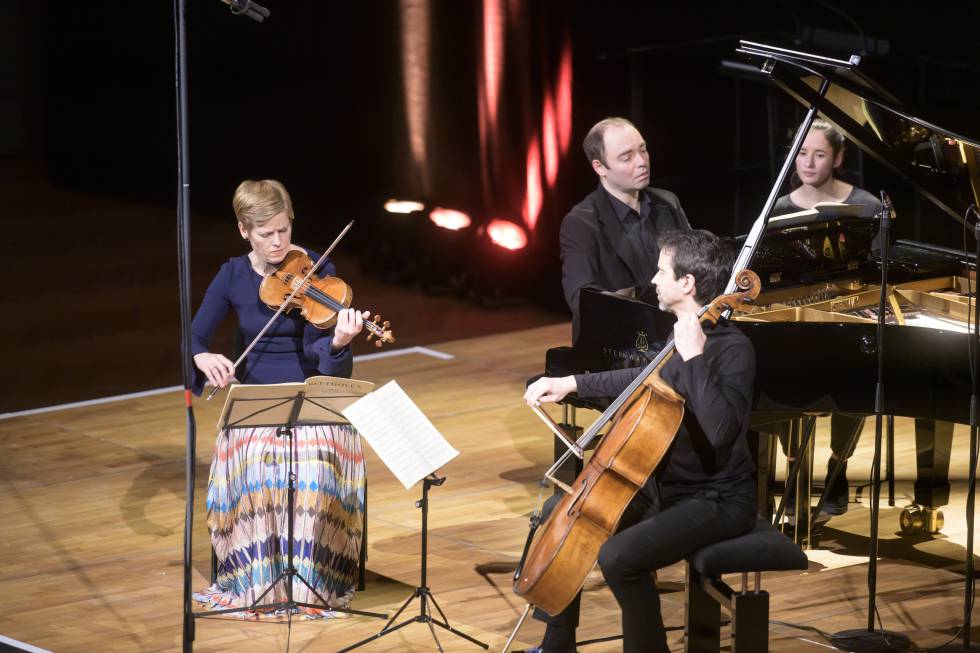La violinista Isabelle Faust, el violonchelista Jean-Guihen Queyras y el pianista Alexander Melnikov durante el concierto inaugural en la Bundeskunsthalle, el pasado viernes en Bonn.