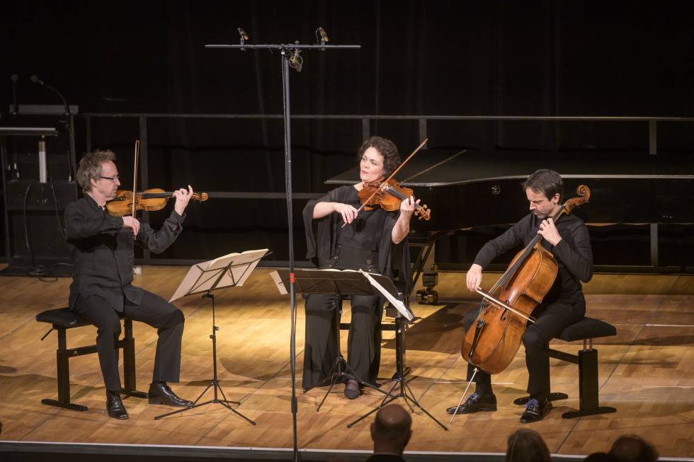 El violinista Daniel Sepec, la violista Tabea Zimmermann y el violonchelista Jean-Guihen Queyras durante el concierto inaugural en la Bundeskunsthalle, el pasado viernes en Bonn.