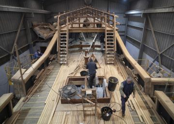 Carpinteros de ribera trabajan en la 'Nao Victoria 500', en el Astillero Palmás de Punta Umbría (Huelva), el pasado jueves.