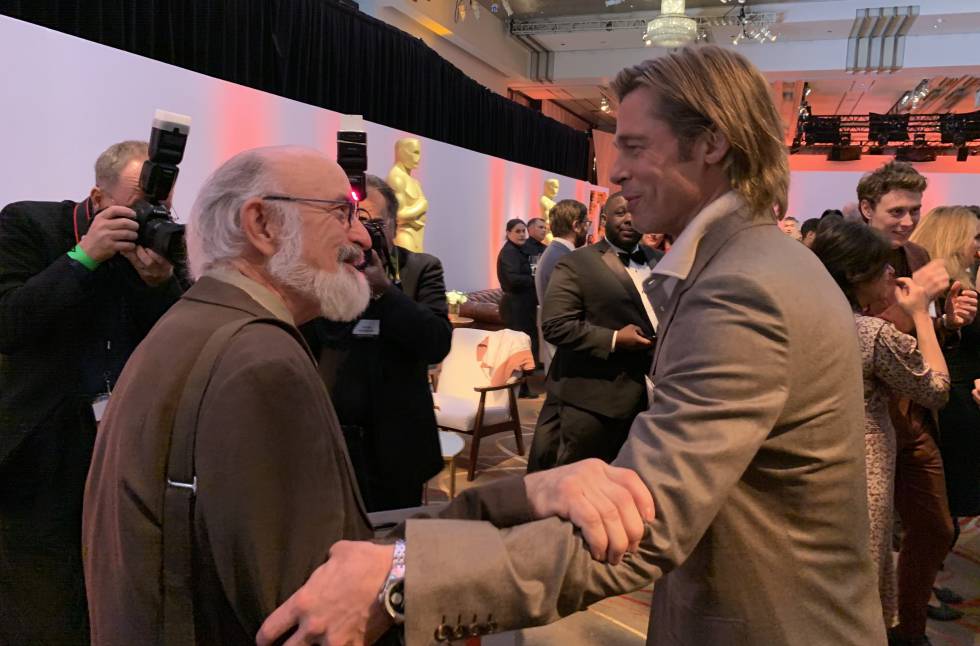 The sound mixer Mark Ulano asks Brad Pitt for an autograph.