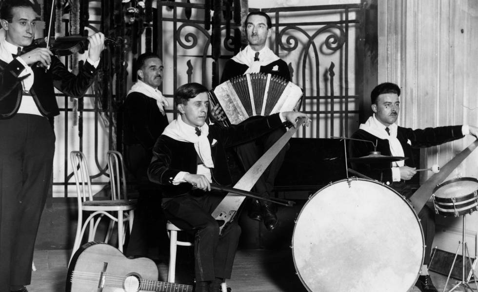 Miembros de la Varaldi Tango Band, en una actuación en 1925 en la que dos de los músicos usan sierras. 