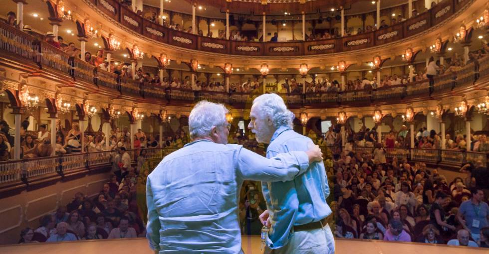 Héctor Abad Faciolince y Fernando Trueba, durante su charla en Cartagena.