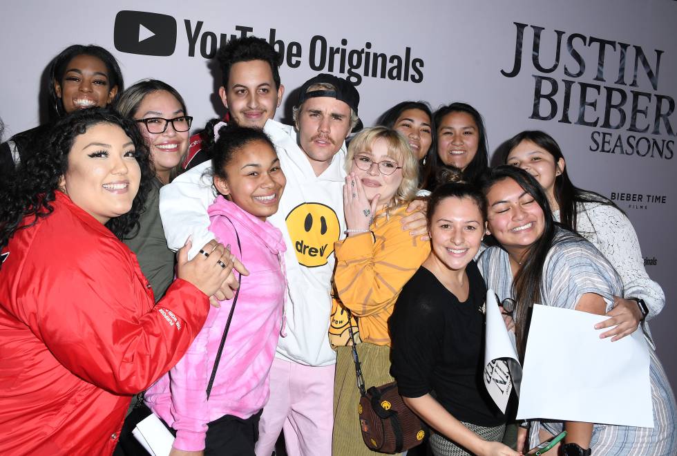Justin Bieber posa con sus seguidores en la presentación de ‘Seasons’ en Los Ángeles, el 27 de enero. STEVE GRANITZ (WIREIMAGE)