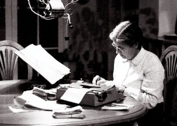 Homenaje a María Moliner, la mujer que construyó un diccionario con fichas diminutas