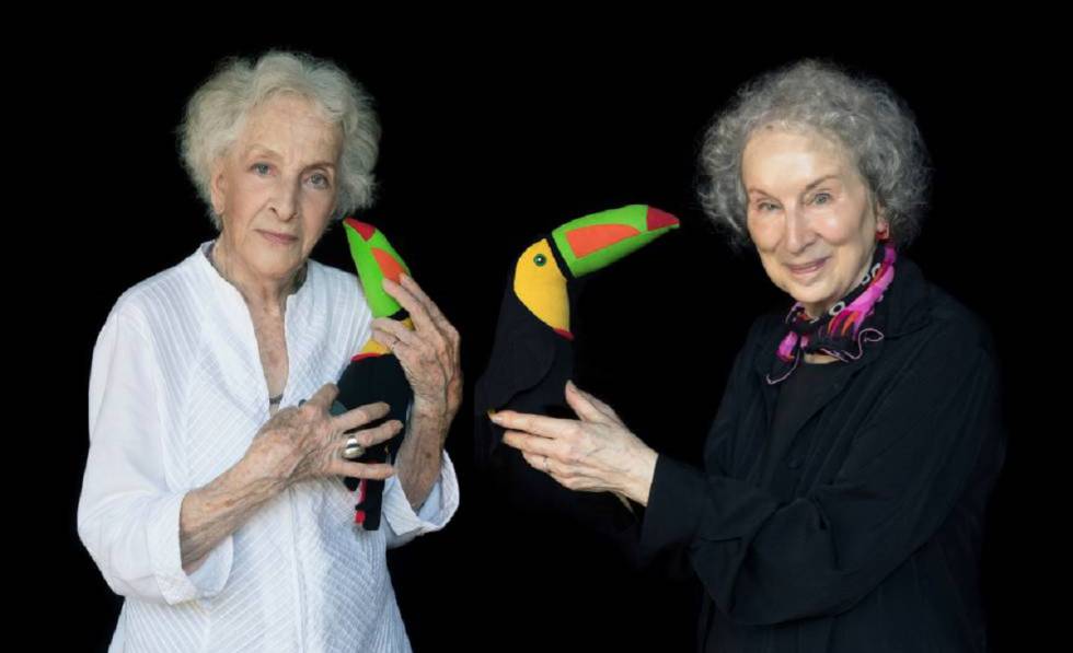 Ida Vitale (izquierda) y Margaret Atwood con un tucán de tela durante el Hay Festival en Cartagena.