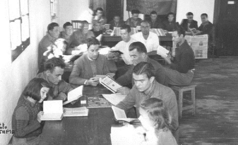 Refugiados españoles en la biblioteca de Villa Don Quichote de Toulouse, antiguo campo de Récébédou, 29 de octubre de 1945.