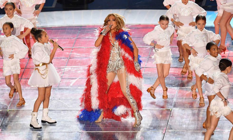 Jennifer Lopez, wrapped in a Puerto Rican flag in the performance. On the left, his daughter Emme.