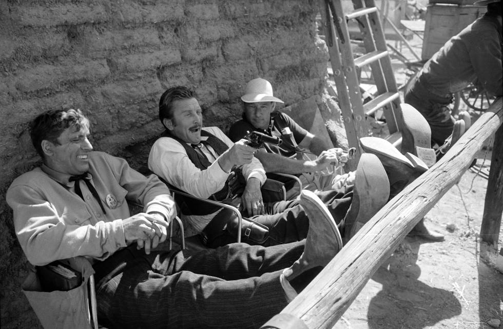 Desde la izquierda, Burt Lancaster, Kirk Douglas y el director John Sturges, en el rodaje de 'Duelo de titanes', de 1957.