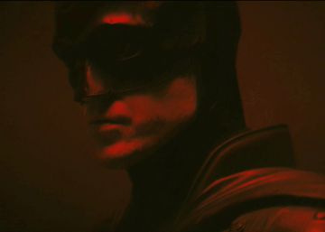 Robert Pattinson posa con el nuevo traje de Batman