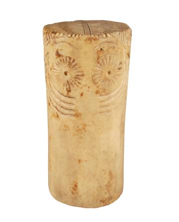 Ídolo en forma de cilindro, en piedra (3000 a 2500 a.C., hallado en Morón de la Frontera (Sevilla).