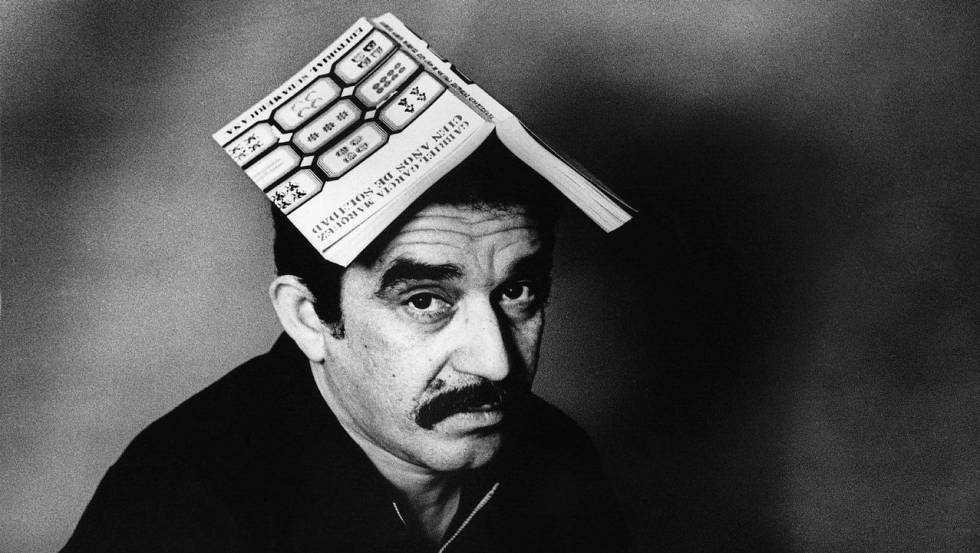 Gabriel García Márquez, en un retrato de 1969 con un ejemplar de 'Cien años de soledad'.