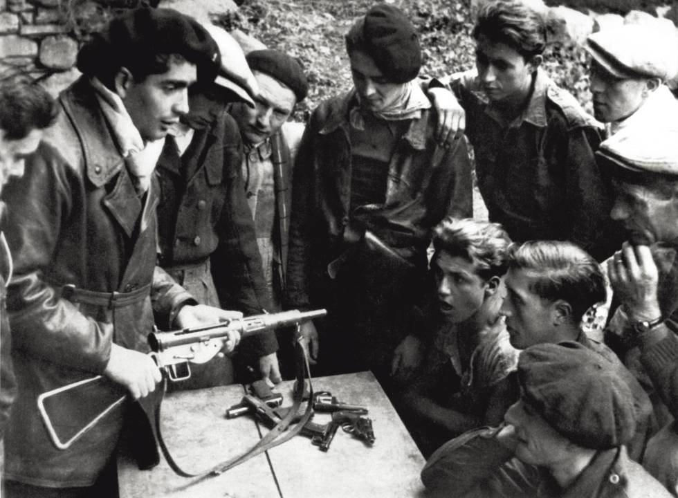 Un oficial de la resistencia francesa enseña a su compañeros cómo usar un subfusil en marzo de 1944.