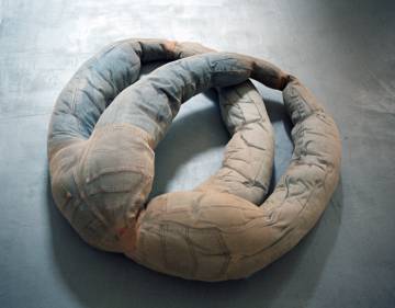 'Sin título' (1994), la obra de CabelloCarceller comprada ayer por el Museo Reina Sofía de Madrid, una escultura elaborada con pantalones vaqueros usados, medias y espuma.